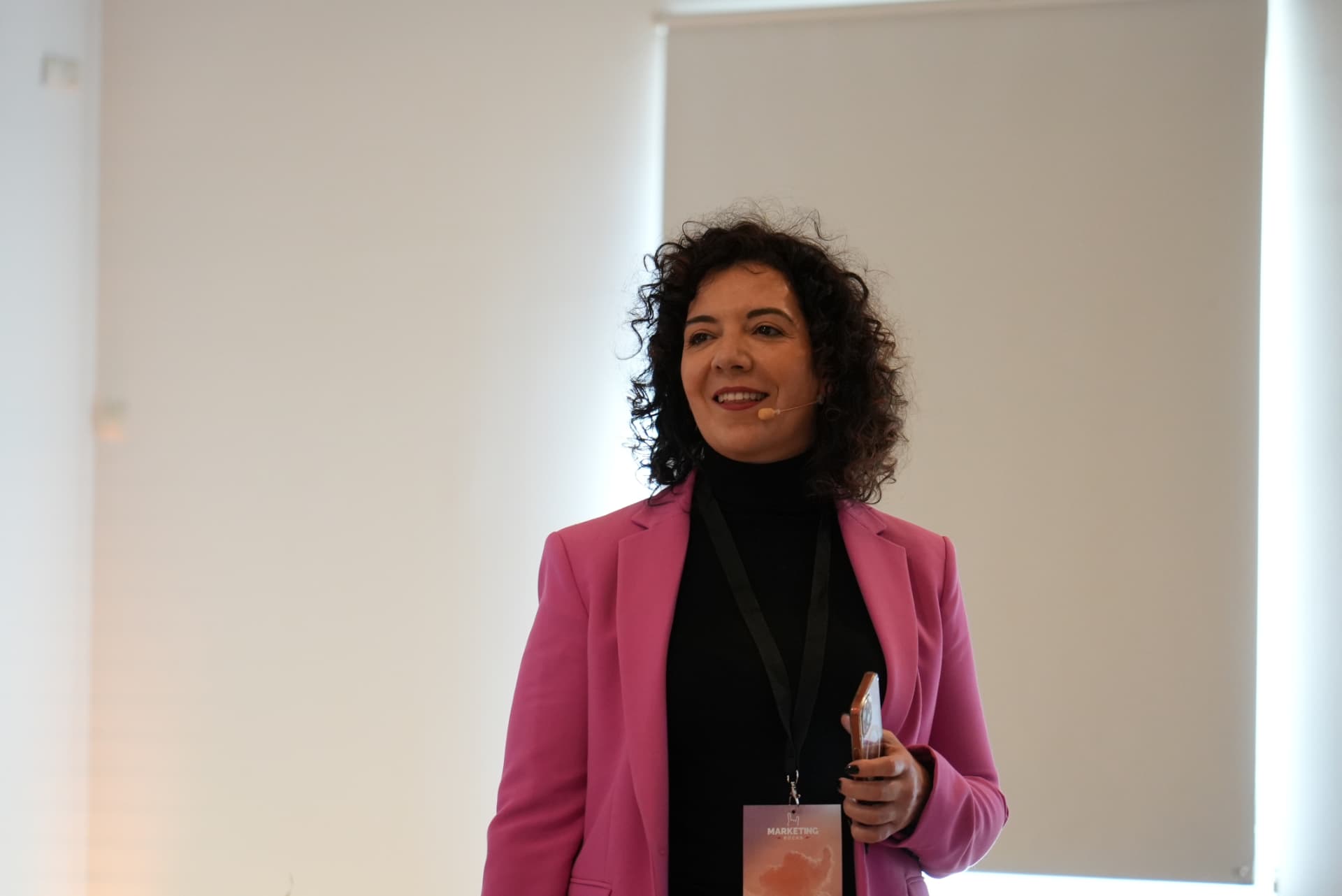 Nuria Baragaño hablando en un evento profesional